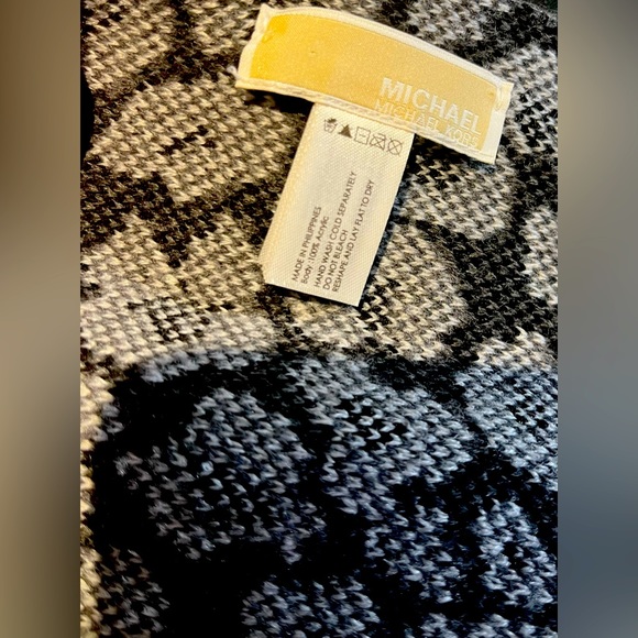 Classic Michael Kors Scarf - Picture 2 of 4